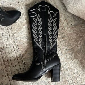 size 10 high heel black with white detail cowgirl boots worn once only